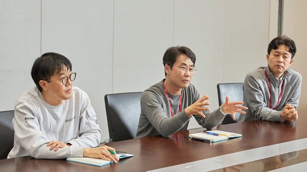 슬롯사이트 소닉 추천 재활용 기술 개발을 주도한 SK하이닉스 탄소관리위원회 소재 재활용 분과의 송환욱(왼쪽부터) TL, 송부섭 팀장, 정용준 TL이 소재 재활용 기술 회의를 하고 있다. [사진=SK하이닉스]