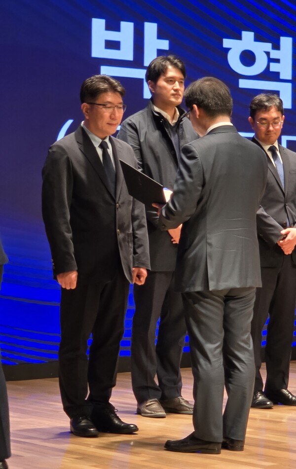지난 1일 대한상공회의소에서 열린 '제23회 공정거래의 날' 기념행사에서 박혁진 종근당 이사보가 공정거래위원장 표창을 수상하고 있다. [사진=종근당]