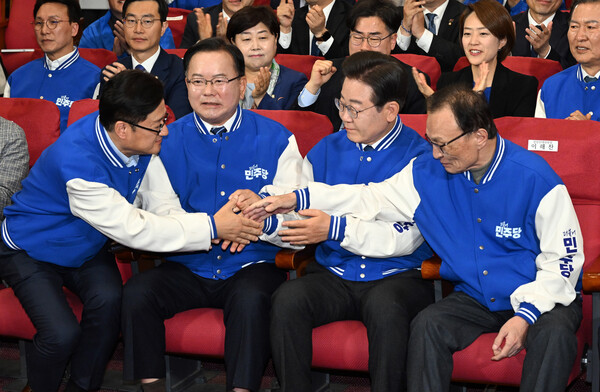 이재명(오른쪽 두 번째) 더불어민주당 대표와 이해찬(맨 오른쪽)·김부겸(왼쪽 두 번째) 상임공동선거대책위원장, 홍익표(맨 왼쪽) 원내대표가 10일 국회 의원회관에 마련된 제22대 국회의원선거(총선) 민주당 개표 상황실에서 방송사 출구조사 결과를 지켜본 뒤 손을 잡고 있다. [사진=뉴시스]
