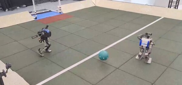 축구하는 구글 딥마인드 슬롯 머신. [사진=Google DeepMind / Tuomas Haarnoja]