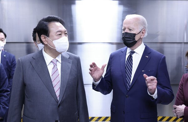 윤석열 대통령과 조 바이든 미국 대통령이 2022년 5월 20일 경기 평택 바카라 나락전자 반도체 공장을 시찰하고 있다. [사진=뉴시스]
