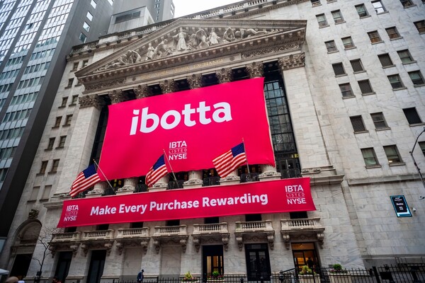 뉴욕증권거래소 상장 후 슬롯 잭팟 현수막이 게재됐다. [사진=셔터스톡]