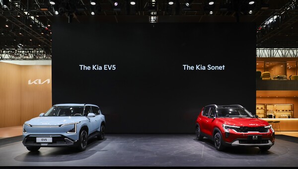 2024 베이징 국제 모터쇼 토토 롤링 디시 부스에 전시된 EV5(왼쪽)와 쏘넷. [사진=토토 롤링 디시자동차]