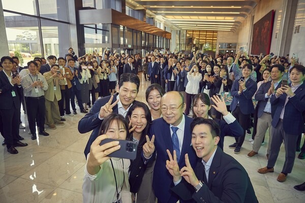 25일 서울 여의도 해외 바카라 사이트 본사를 찾은 김승연(맨 앞줄 오른쪽 두 번째) 한화그룹 회장이 직원들과 사진을 찍고 있다. 이날 김 회장은 직원들의 열렬한 응원과 환호 속에 일정을 마무리했다. [사진=한화그룹]