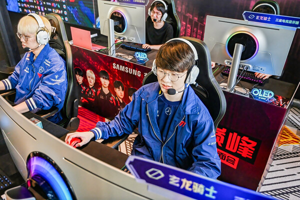 바카라 온라인와 파트너십을 맺은 프로게이머 페이커 등 T1 선수단이 중국 오디세이 팬들과 이벤트 매치를 진행하고 있다. [사진=바카라 온라인]