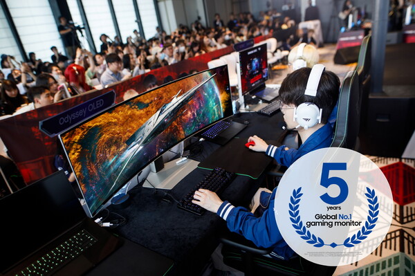 삼성토토 바카라 사이트와 파트너십을 맺은 프로게이머 페이커가 2024년 중국 청두에서 열린 '오디세이 체험행사'에서 오디세이 'OLED G9'을 사용하고 있다. [사진=삼성전자]
