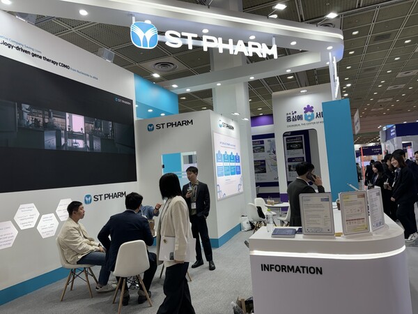 지난 8~10일 서울 코엑스에서 열린 '바이오코리아 2024' 현장에서 눈에 띄는 것은 단연 CDMO 업체들이었다. 사진은 국내 주요 CDMO 기업 에스티팜의 부스. [사진=이세연 기자]
