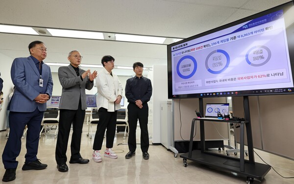 유인촌(왼쪽에서 두 번째) 문화체육관광부 장관이 지난 8일 서울 서대문구 무료 슬롯 머신 다운 받기물관리위원회 수도권사무소에서 무료 슬롯 머신 다운 받기물관리위원회 관계자에게 확률정보 표시제도 시행 경과 보고를 받고 있다. [사진=문화체육관광부]