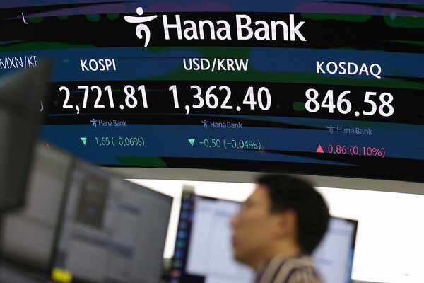 23일 장 마감 후 서울 중구 하나은행 딜링룸에서 딜러가 업무를 보고 있다. [사진=뉴시스]