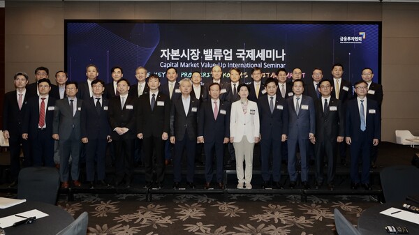 해시 게임 바카라투자협회는 28일 국회의원과 해시 게임 바카라위원회와 해시 게임 바카라감독원 등 국내 자본시장 주요 인사들이 참석한 가운데 '한국 자본시장의 밸류업 방안’을 논의했다. 앞줄 왼쪽 여섯 번째부터 이복현 금융감독원장, 홍성국 국회 정무위 더불어민주당 간사, 서유석 금융투자협회장, 백혜련 국회 정무위원장, 김주현 금융위원장. [사진=금융투자협회]