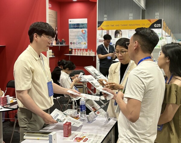 30일 슬롯사이트 지니 호찌민에서 개최된 '2024 베트남 국제 프리미엄 소비재전'에서 국내 기업이 해외 바이어들과 상담을 진행하고 있다. [사진=한국무역협회] 