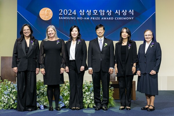 바카라 에볼루션 수상자들이 31일 서울신라호텔 다이너스티홀에서 열린 '2024 삼성호암상 시상식'에서 기념 촬영을 하고 있다. 왼쪽부터 과학상 화학·생명과학 부문 혜란 다윈 뉴욕대 교수, 과학상 물리·수학 부문 킴벌리 브릭먼 美 국립표준기술연구소 연구원(故 남세우 美 국립표준기술연구소 연구원 대리 수상, 배우자), 공학상 이수인 워싱턴대 교수, 의학상 피터 박 하버드의대 교수, 예술상 한강 소설가, 사회봉사상 제라딘 라이언 아일랜드 성골롬반외방선교수녀회 수녀. [사진=호암재단]