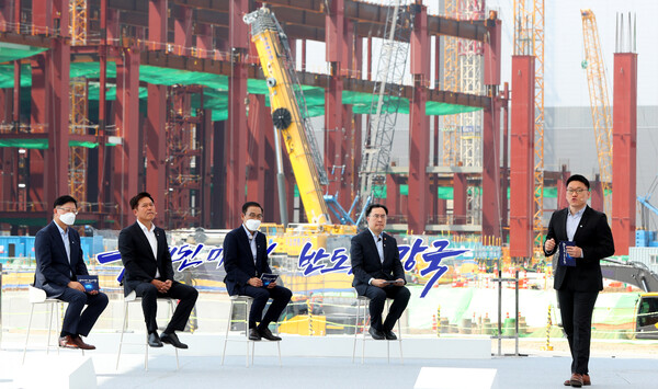 2021년 5월 박성현 리벨리온 최고경영자(CEO)가 삼성전자 평택단지 3라인 건설현장에 마련된 야외무대에서 열린 'K-반도체 전략 보고'에 참석해 발표하고 있다. [사진=뉴시스]