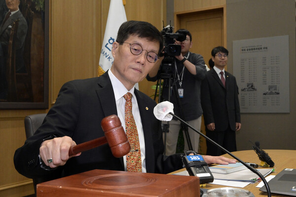 이창용 한국은행 총재가 지난달 23일 서울 중구 한국은행에서 열린 금융통화위원회에서 의사봉을 두드리고 있다. [사진=뉴시스]