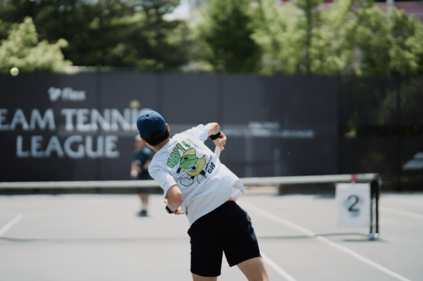 HR 플랫폼 기업 토토 축구(flex)가 각 사내 테니스 동호회 모임을 대상으로 개최한 ‘토토 축구 팀 테니스 리그’ 경기 모습. [사진=토토 축구]