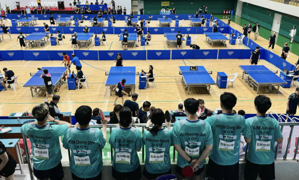 토토 축구의 사내 탁구 동호회 모임 ‘FTTT(flex team table tennis)’가 아마추어 대회에 다함께 참가해 경기를 지켜보고 있다. [사진=토토 축구]