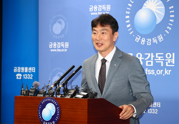 이복현 금융감독토토 사이트 추천 디시이 지난달 14일 오전 서울 여의도 금융감독원 브리핑룸에서 상법 개정 이슈 관련 브리핑을 하고 있다. [사진=뉴시스]