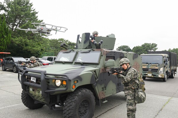 해군 진해기지사령부 신속대응중대(QRF)가 11일 진기사 예하 육상경비대대 본관 앞에서 대테러 및 기지방호작전에 활용하기 위한 휴대용소형슬롯사이트 꽁머니대응체계(안티 슬롯사이트 꽁머니건)를 시연하고 있다. [사진=뉴시스]