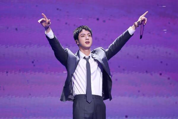 글로벌 슈퍼그룹 '방탄소년단'(BTS) 멤버 진(김석진)이 서울 잠실 실내체육관에서 첫 공식 솔로 싱글 '디 애스트로넛'을 부르고 있다. [사진=뉴시스]