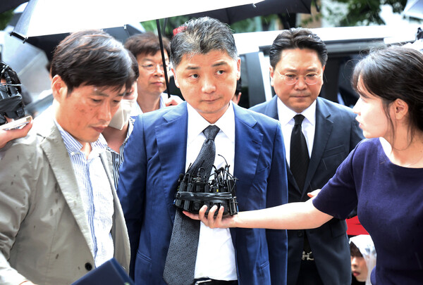 온라인 슬롯 창업주 김범수 경영쇄신위원장이 22일 서울 양천구 서울남부지방법원에서 열리는 구속 전 피의자 심문(영장실질심사)에 출석하고 있다. [사진=뉴시스]
