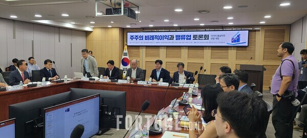 김남근 국회슬롯사이트 소닉 추천(더불어민주당ㆍ성북구 을)이 23일 서울 여의도 국회슬롯사이트 소닉 추천 세미나실에서 열린 '주주의 비례적 이익과 밸류업' 토론회에서 인사를 하고 있다. [사진=포춘코리아]