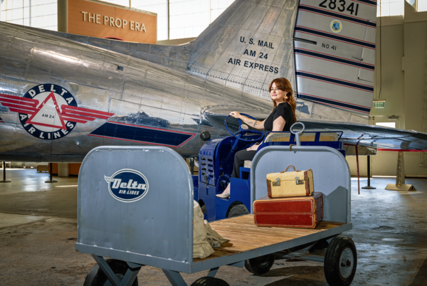 ● 과거를 기리며 | 델타 항공 박물관(Delta Flight Museum)에서 전시 담당 책임자 니나 토마스가 1941년 델타 항공에서 처음 취항한 델타 더글러스 DC-3 41호기(Delta Douglas DC-3 Ship 41) 옆 수하물 카트에 앉아 슬롯사이트 업카지노. 델타 항공은 박물관에 전시된 옛날 승무원 유니폼을 신입 직원 교육과 동기 부여에 활용하고 슬롯사이트 업카지노.