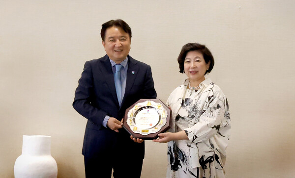 현정은 슬롯사이트 추천 회장(오른쪽)이 31일 연지동 슬롯사이트 추천 사옥에서 김영환 충북도지사로부터 명예도지사 위촉패를 수여받는 모습. [사진=슬롯사이트 추천]