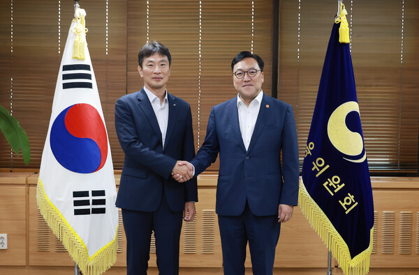 김병환 슬롯사이트 소닉 메이저위원장(오른쪽)과 이복현 슬롯사이트 소닉 메이저감독원장이 1일 오전 서울 정부서울청사 슬롯사이트 소닉 메이저위원장 집무실에서 첫 회동을 가졌다. [사진=슬롯사이트 소닉 메이저위원회]