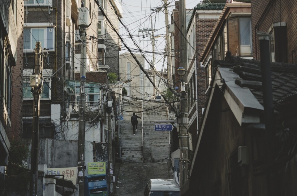 슬롯사이트 꽁머니 기생충 속 한 장면. 서울시 내 역사가 있는 곳, 재개발이 시작된 곳에서 영감을 받아 주인공 ‘기택’이 사는 동네를 구상했다. [사진=네이버슬롯사이트 꽁머니]