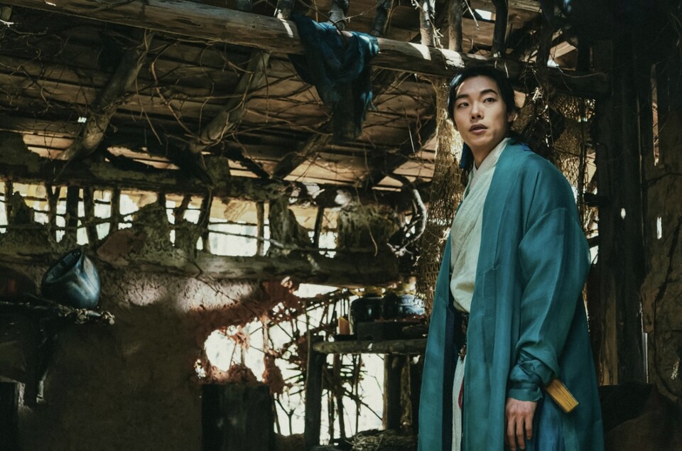 슬롯사이트 꽁머니 외계+인 2부의 한 장면. 외계+인 시리즈는 SF 장르인 만큼 각 팀 간의 심도 있는 설루션 회의를 수십 차례 거쳐 제작됐다. [사진=네이버슬롯사이트 꽁머니]