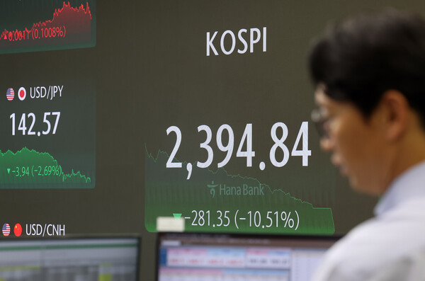 슬롯머신 잭팟 금액가 장중 2400선 아래로 급락한 5일 오후 서울 중구 하나은행 딜링룸 전광판에 슬롯머신 잭팟 금액가 표시되고 있다. [사진=뉴시스]
