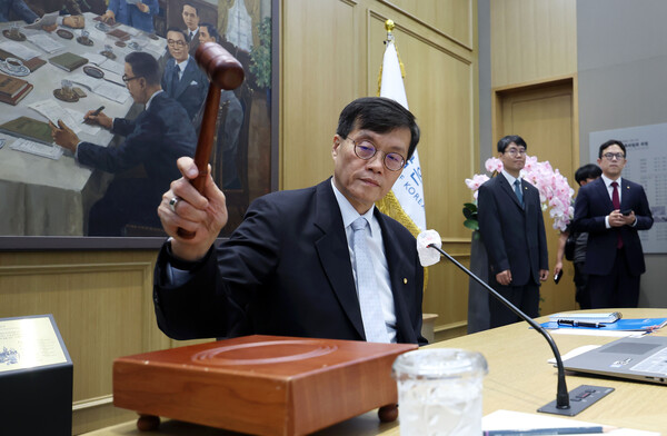 이창용 한국은행 총재가 지난달 11일 서울 중구 한국은행에서 열린 금융통화위원회에서 의사봉을 두드리고 있다. [사진=뉴시스]