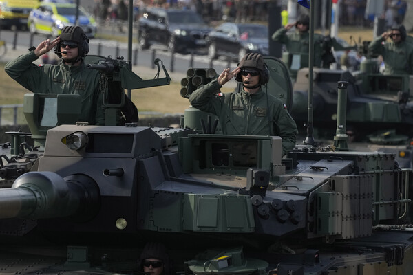 K-2전차를 타고 행진하는 슬롯 사이트 전차병들. [사진=뉴시스]