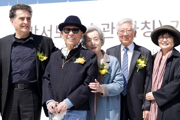 박서보올림푸스 슬롯사이트과 제주 기공식 현장에서 박서보 화백과 아내 윤명숙 작가가 사진촬영을 하고 있다