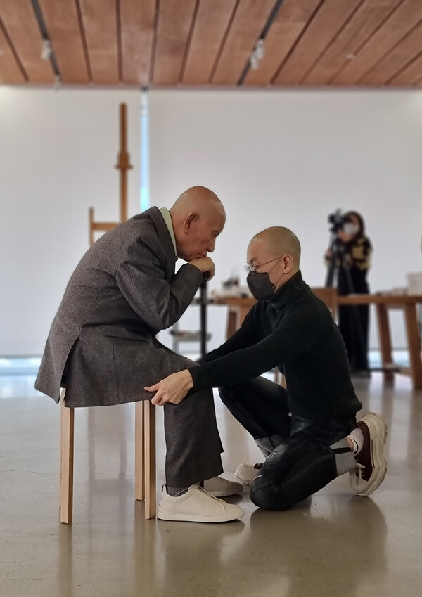 3D 스캐닝을 위해 올림푸스 슬롯사이트의 옷매무새를 다듬는 박승호 이사장