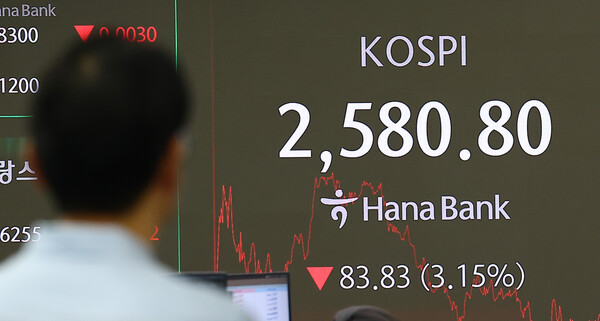 4일 서울 중구 하나은행 본점 딜링룸에서 직원이 전광판을 바라보고 있다. [사진=뉴시스]