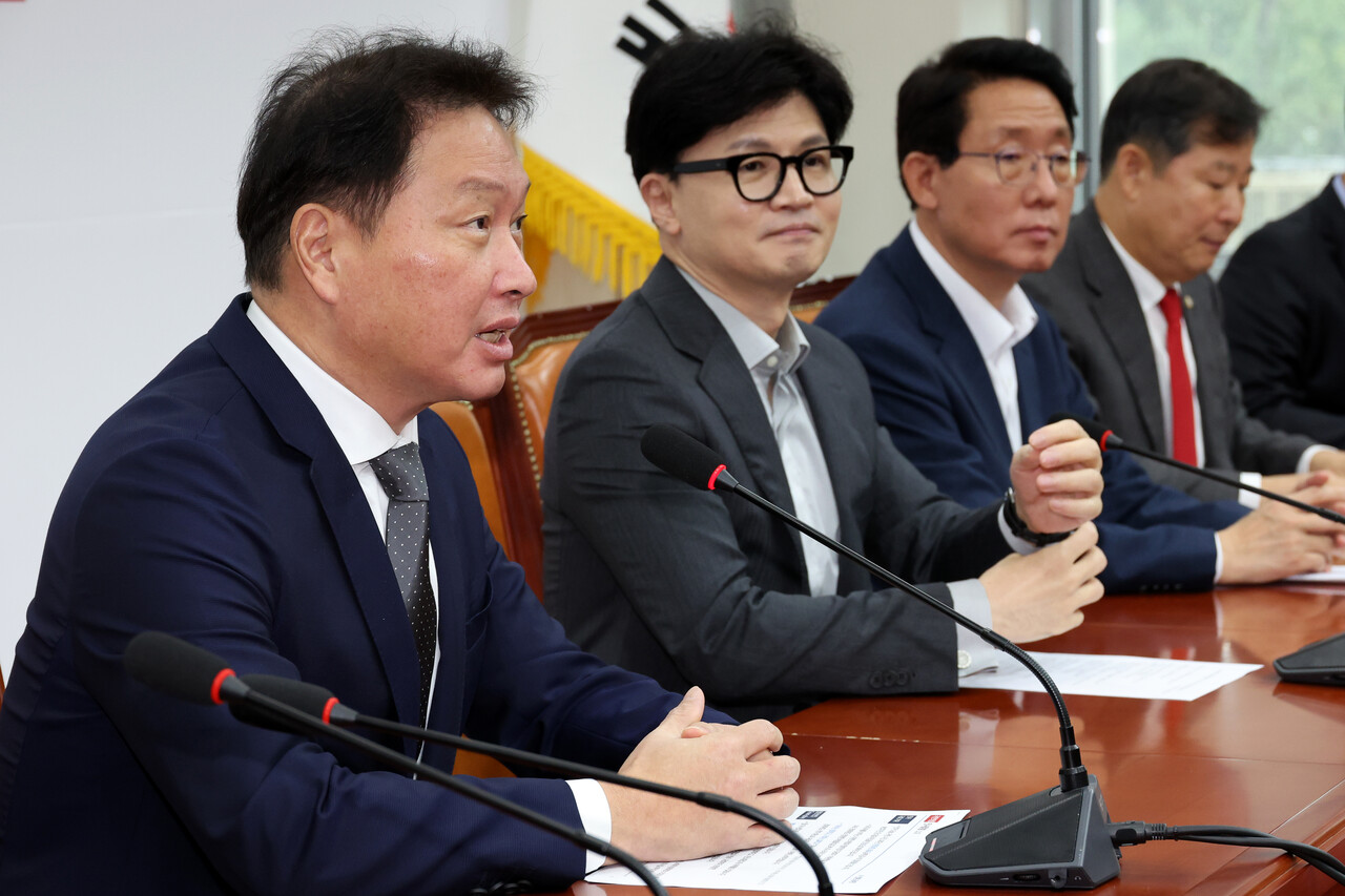 5일 최태원(왼쪽) 대한상공회의소 슬롯 무료 사이트이 서울 여의도 국회에서 한동훈 국민의힘 대표를 예방하며 발언하고 있다. [사진=뉴시스]