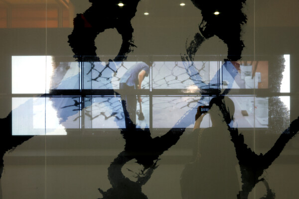 프리즈 온라인 슬롯(FRIEZE SEOUL) 2024 LG OLED 전시장에 서도호·서을호 형제가 아버지인 고 서세옥에 헌정하는 특별전시 [사진=뉴시스]