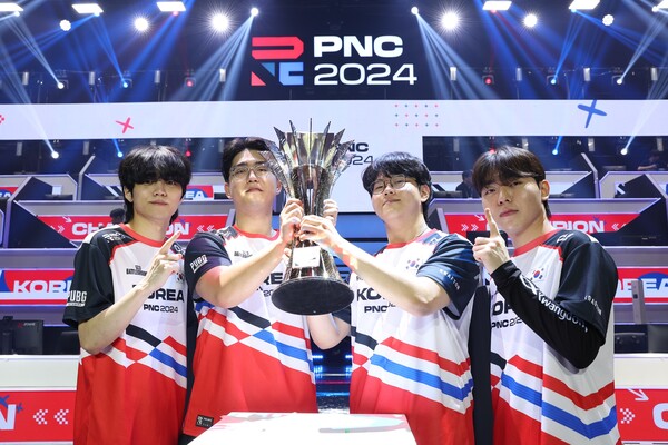 배틀그라운드 국가대항전 ‘PNC 2024’ 무료 슬롯 사이트 대표팀의 수상식 모습. (왼쪽부터) '이노닉스' 나희주 선수, '서울' 조기열 선수, '살루트' 우제현 선수, '헤븐' 김태성 선수 [사진=크래프톤] 