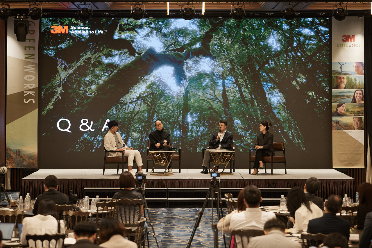 23일 한국서닉 카지노이 파라스파라 서울에서 녹색 일자리를 위한 다큐멘터리 '그린 웍스(Green Works)' 특별 상영회를 마련한 후 패널 대담을 진행하고 있다. 왼쪽부터 유부혁 포춘코리아 편집국장, 송길영 작가, 민승배 한국3M EMSD 아시아 연구소장, 현가영 3M AASD 수석 연구원. [사진=강태훈]