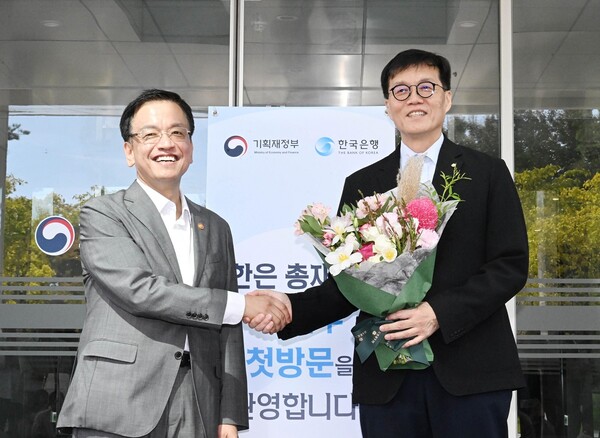 최상목(왼쪽) 경제부총리와 이창용 한국은행 총재가 30일 세종시 정부세종청사에서 열린 타운홀 미팅에 앞서 기념촬영을 하고 있다. [사진=기획재정부 제공]