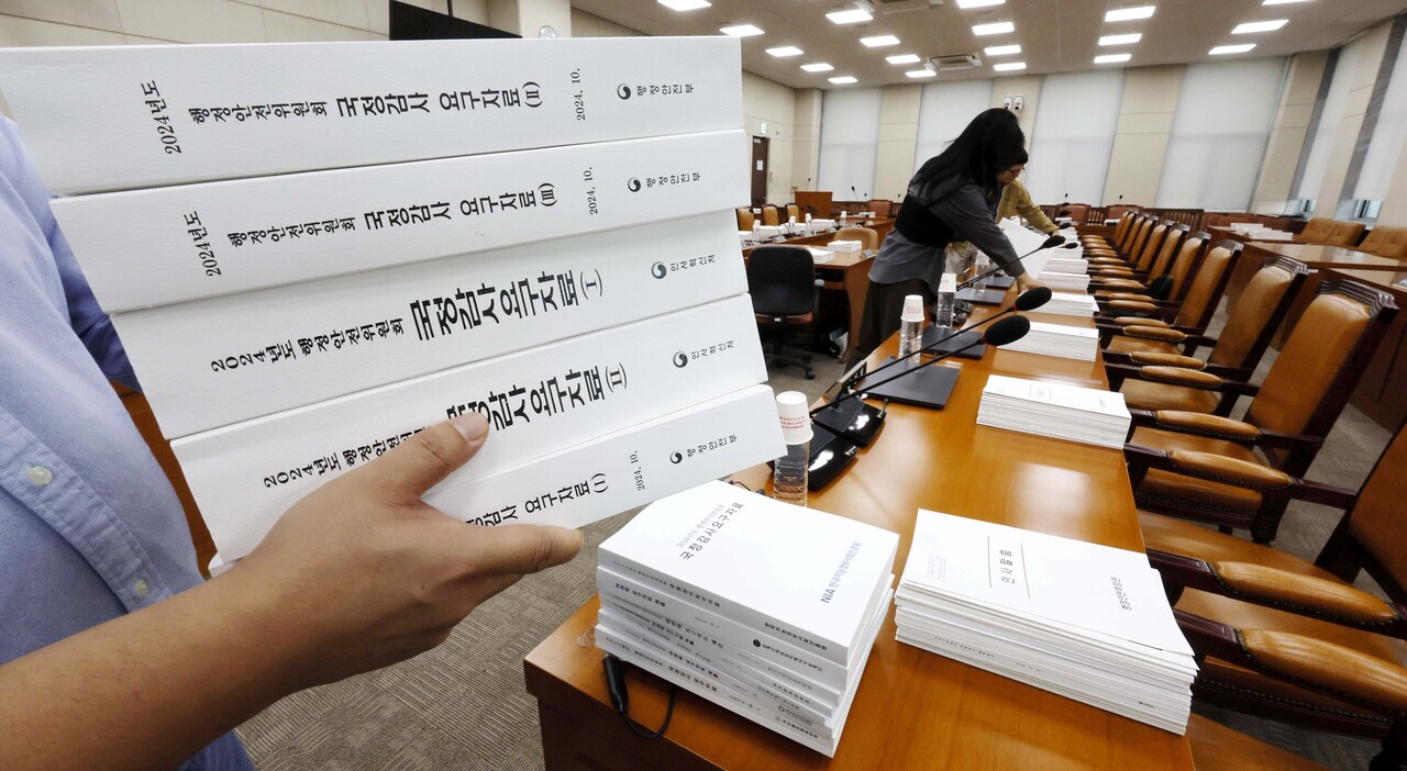 6일 2024년 정기슬롯 사이트 국정감사를 하루 앞둔 서울 여의도 슬롯 사이트 행정안전위원회 회의실에서 행안위 직원들이 국정감사 요구자료를 의원들 자리에 놓고 있다.  [사진=뉴시스]