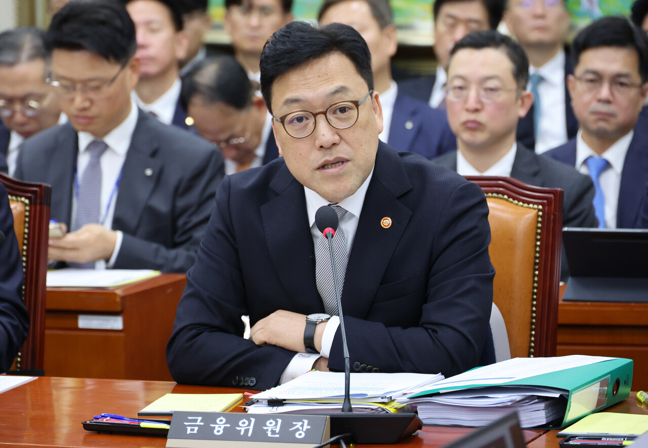 10일 김병환 바카라 따거원회 위원장이 서울 여의도 국회에서 열린  바카라 따거원회 등 국정감사에서 답변하고 있다. [사진=뉴시스]