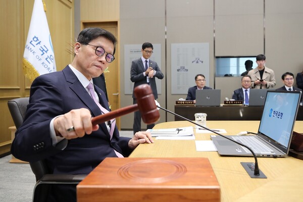 이창용 한국은행 총재가 11일 서울 중구 한국은행에서 열린 금융통화위원회에서 의사봉을 두드리고 있다. [사진=뉴시스/사진공동취재단]