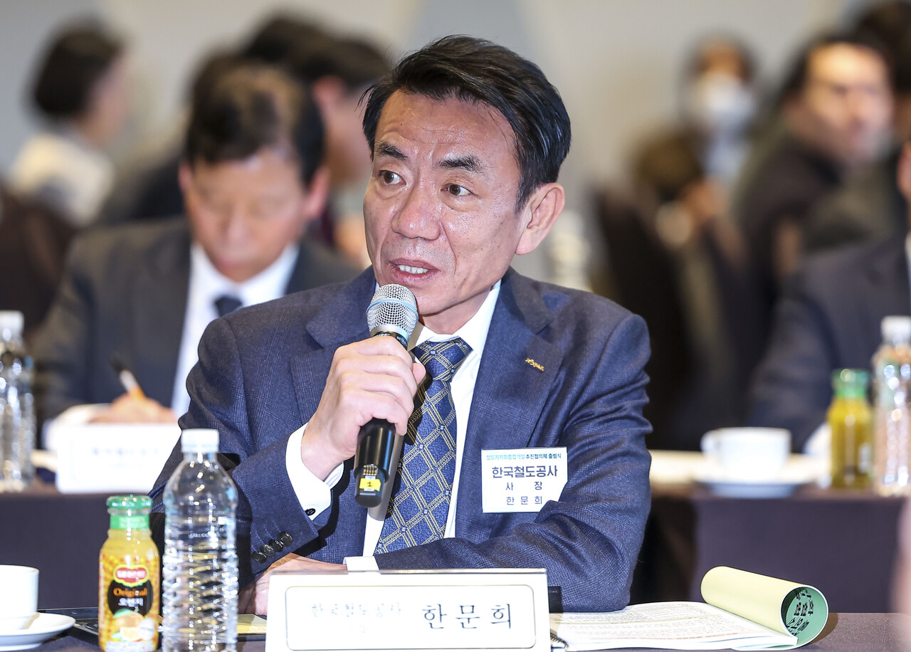 지난 4월 한문희 한국철도공사(슬롯사이트 소닉 메이저) 사장이 철도지하화 통합개발 추진협의체 출범식에서 인사말을 하고 있다. [사진=뉴시스]