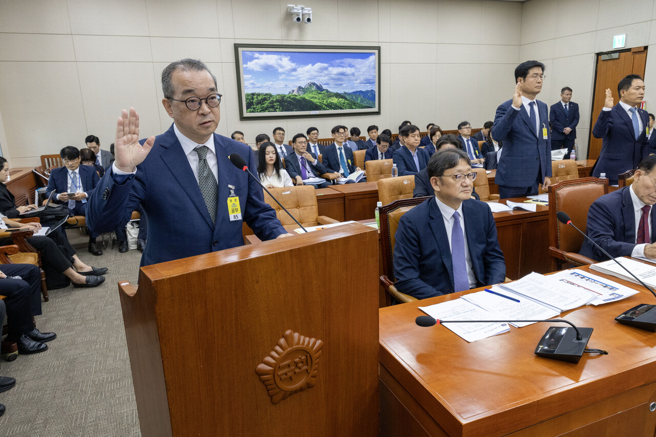 15일 정인섭 한화오션 거제사업장 사장이 서울 여의도 국회에서 열린 중앙노동위원회 등에 대한 국정감사에서 선서하고 있다. [사진=뉴시스]