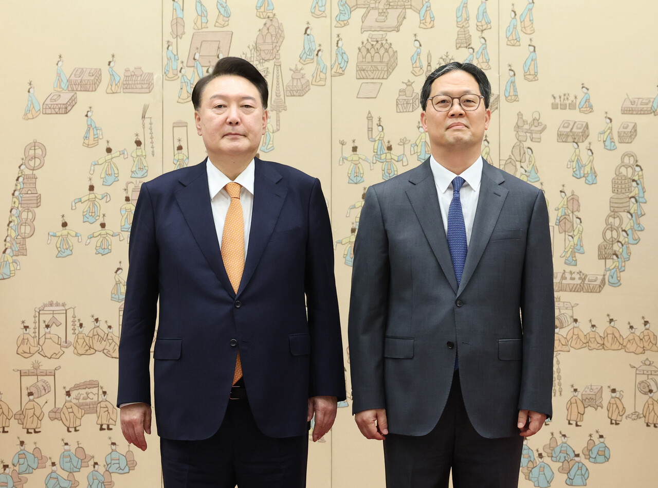 지난 7월  윤석열 대통령이 재외공관장 신임장 수여식에서 박종석 주쿠웨이트대사에게 신임장을 수여한 뒤 기념촬영을 하고 있다. [사진=뉴시스]