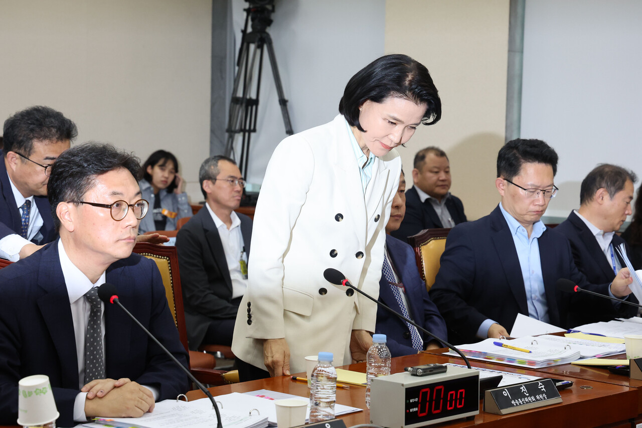 지난 7일 이진숙 방송통신위원장(왼쪽 두번째)이 국회 과학기술정보방송통신위원회 국정감사에서 인사를 하고 있다. [사진=뉴시스]