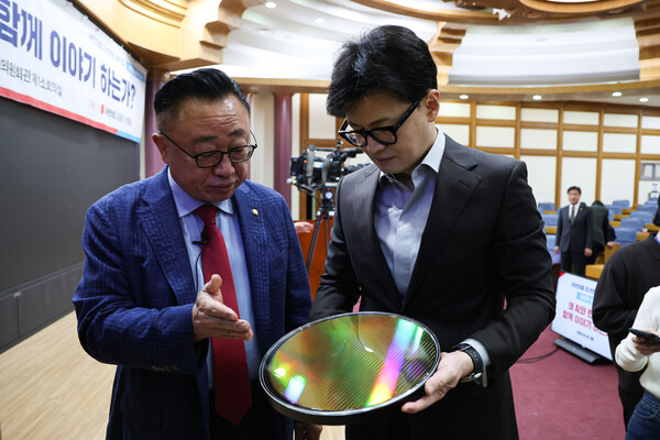 국민의힘 한동훈 대표(오른쪽)와 고동진 슬롯사이트 지니이 29일 오전 국회 슬롯사이트 지니회관에서 열린 '왜 AI와 반도체를 함께 이야기하는가?' 국민의힘 초선의원 공부모임에서 반도체 웨이퍼를 살펴보고 있다.