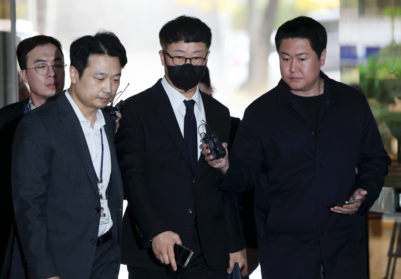 지난 4일 바카라 성공 디시 창업자 강웅철 전 이사회 의장(가운데)이 바카라 성공 디시의 경영권 분쟁 사태와 관련해 특정경제범죄 가중처벌 등에 관한 법률 위반(횡령) 혐의로 서울중앙지방법원에서 열린 구속 전 피의자 심문(영장실질심사)에 출석하고 있다. [사진=뉴시스]